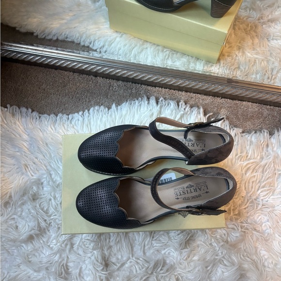 L'Artiste Brown and Tan Scalloped Heels - Picture 3 of 6